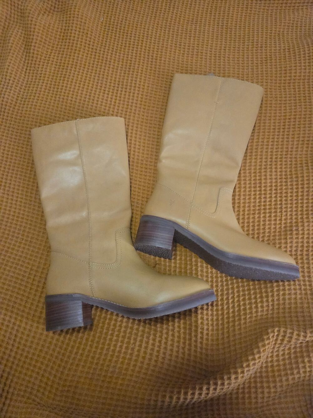 NEW w Tags Frye CAMRYN Genuine Leather Tall Pull On Boots Yellow Banana Fall 9.5
